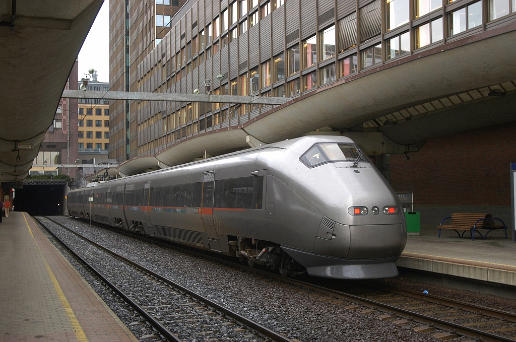 Ein Flytoget-Triebzug der BR Bm71 verlässt am 21.08.06 Oslo S zum Flughafen Gardemoen.