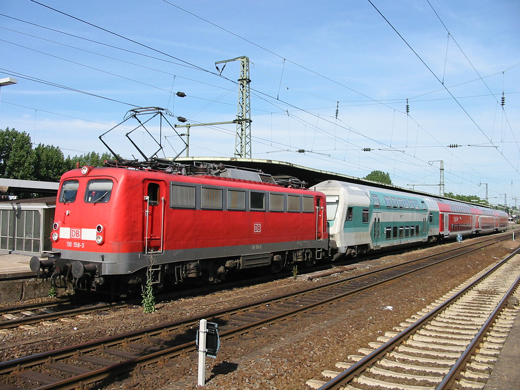 Ein Foto aus den Tiefen meines Archives...
Mit meiner ersten Digitalkamera fotografierte ich am 9. Juni 2003 110 158 im Bahnhof Köln Messe / Deutz.
