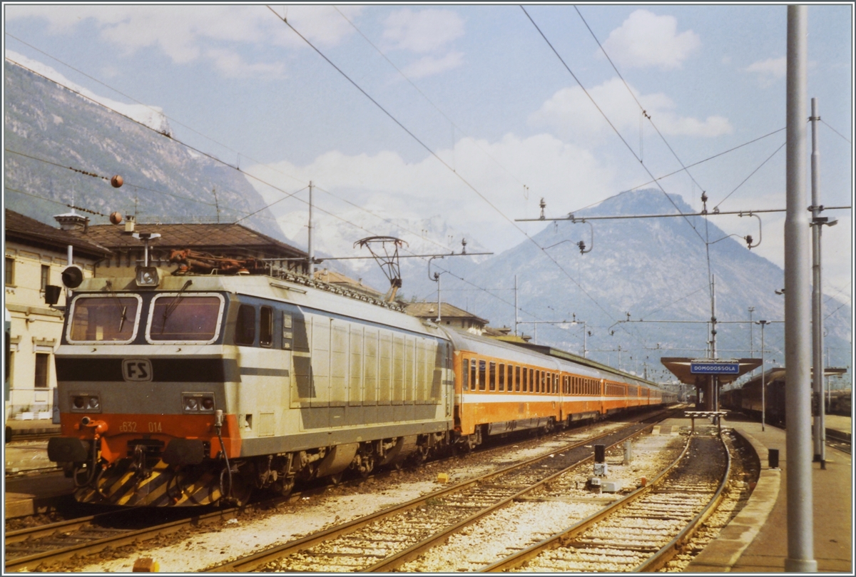 Ein fotografiertes Analogbild der FS E 632 014 mit dem internationalen Schnellzug 321 in Domodossola am 24. Mai 1984