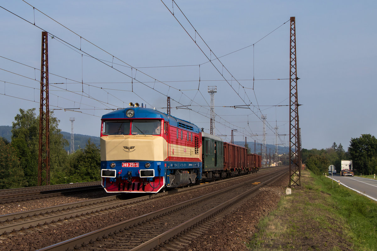 Ein Fotogüterzug mit 749 251-5 hat am 14. August 2020 gerade Ceska Trebova verlassen. 