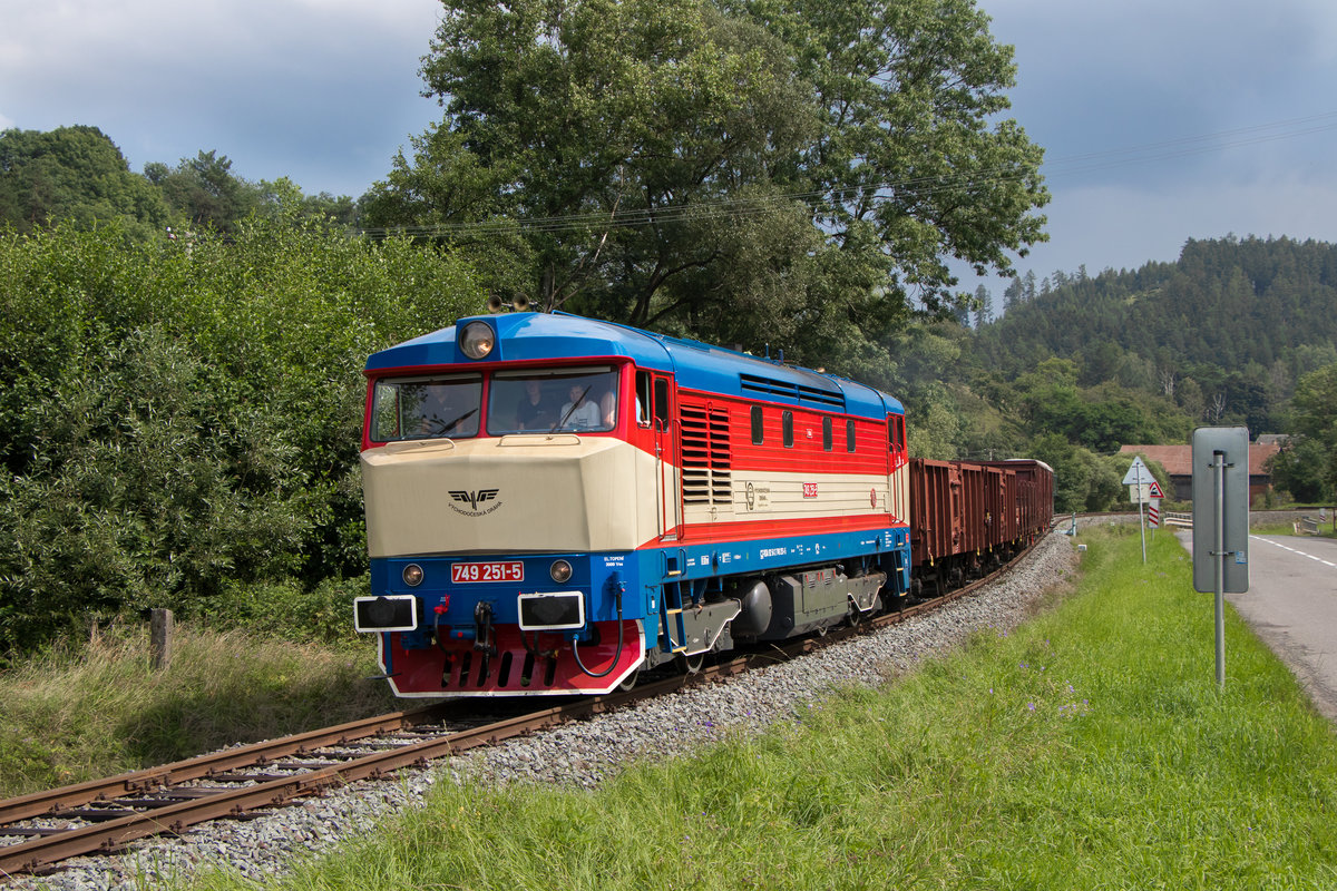 Ein Fotogüterzug mit 749 251-5 ist am 14. August 2020 bei Nectava unterwegs. 