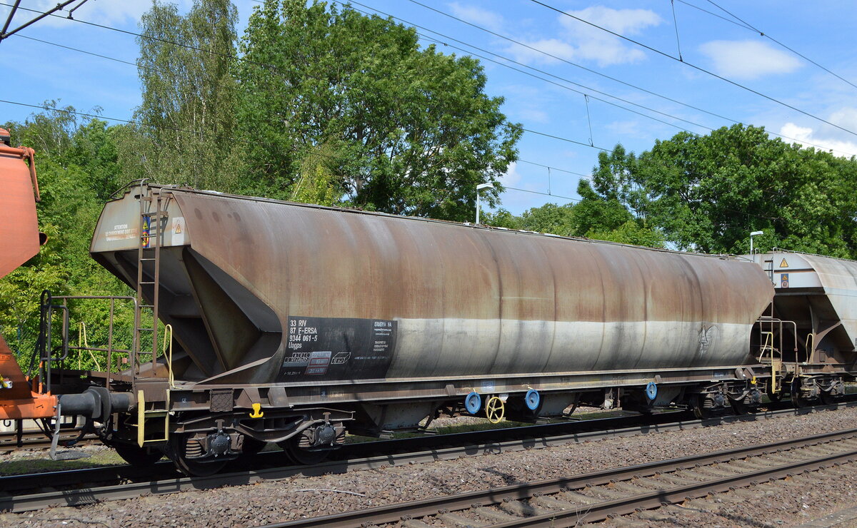 Ein französischer etwas längerer schmaler Drehgestell-Schüttgutwagen mit dosierbarer Schwerkraftentladung für Getreide vom Einsteller ERMEWA SA mit der Nr. 33 RIV 87 F-ERSA 9344 061-5 Uagps in einem Getreidezug am 01.06.22 Höhe Bf. Niederndodeleben (Nähe Magdeburg).