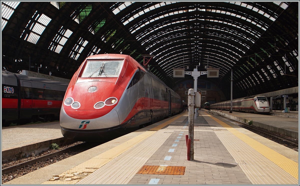 Ein  Freccia Rossa  nach Napoli und,  im Hintergreund, ein  Freccia Bianca  nach Torino warten in Milano Centrale auf ihre Abfahrt. 
18. April 2015