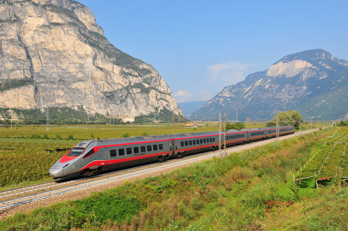 Ein Frecciargento „Silberner Pfeil“ der Italienischen Staatsbahn Trenitalia auf der Brennerbahn bei Salurn zwischen Bozen und Trient in Rchtung Verona. Aufgenommen am 20.Sept.2020 