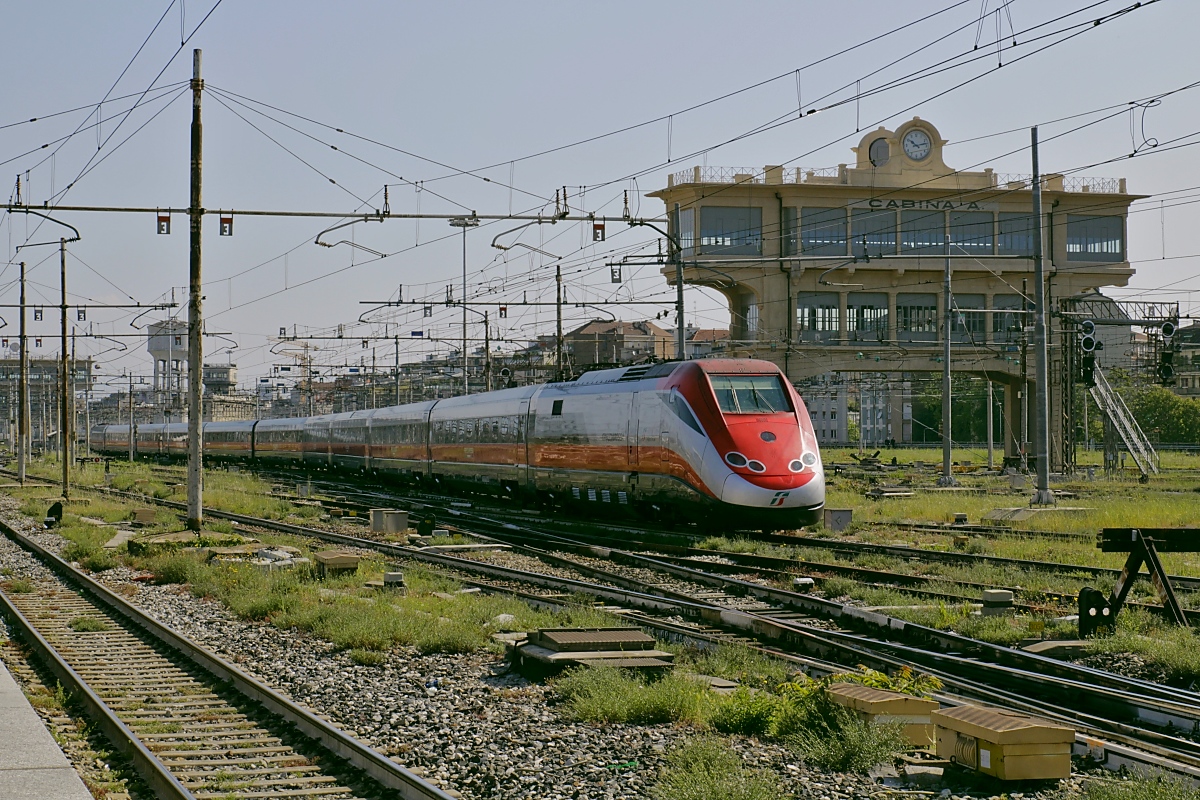 Ein Frecciarossa 500 windet sich am 01.05.2019 durch das Gleisvorfeld von Milano Centrale, dahinter Cabina A, eines der imposanten Reiterstellwerke