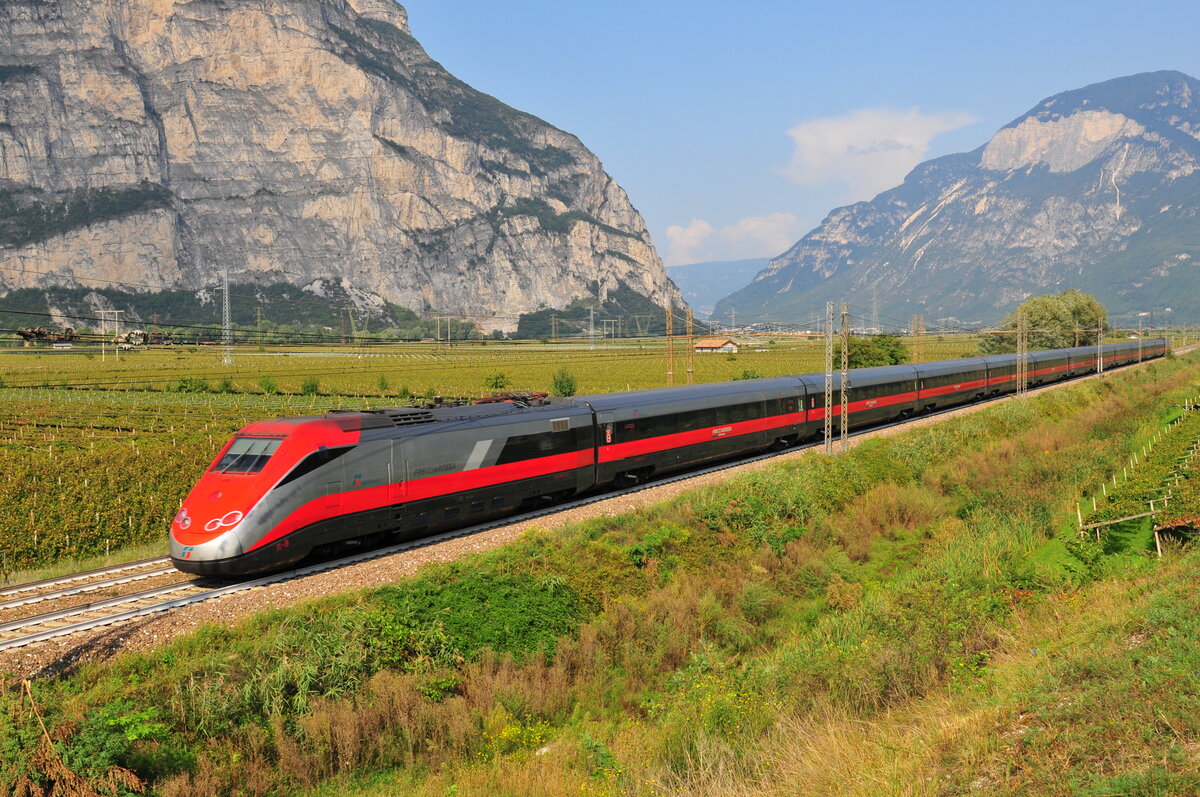 Ein Frecciarossa ETR500, von Trenitalia, auf der Brennerbahn bei Salurn zwischen Bozen und Trient in Rchtung Verona. Aufgenommen am 20.Sept.2020 