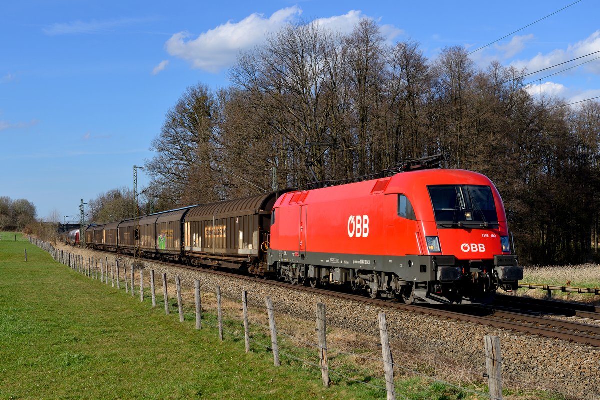 Ein frisch aus der HW Linz entlassener Taurus ist mir auch immer ein Bild wert: 1116.103 brachte am 03. April 2015 einen gemischten Güterzug von München Nord nach Salzburg Gnigl, die Aufnahme entstand am Bahnübergang bei Vogl.