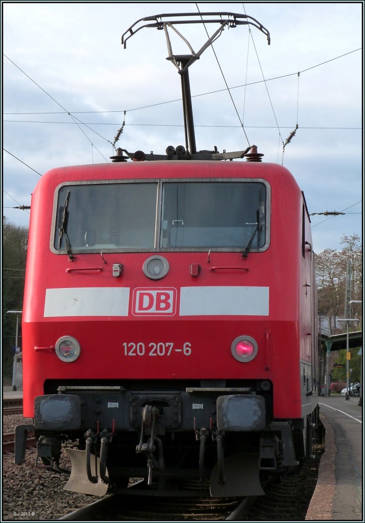 Ein frohes neues Jahr aus Aachen. Hier zu sehen,die 120 207-6 im Schubverbund für den RE 1 am Bahnhof in Eschweiler. Aufnahme vom 31.Dez.2013.