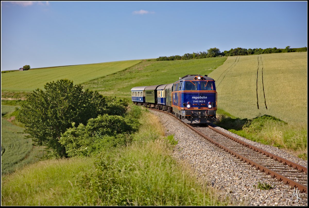 Ein Frühlingsbild von der  Blauen Elise  mit dem NEX auf der Rückfahrt nach Wien Praterstern. Zu sehen ist der Zug mitten am Mollmannsdorfer Berg. (26.05.2018)