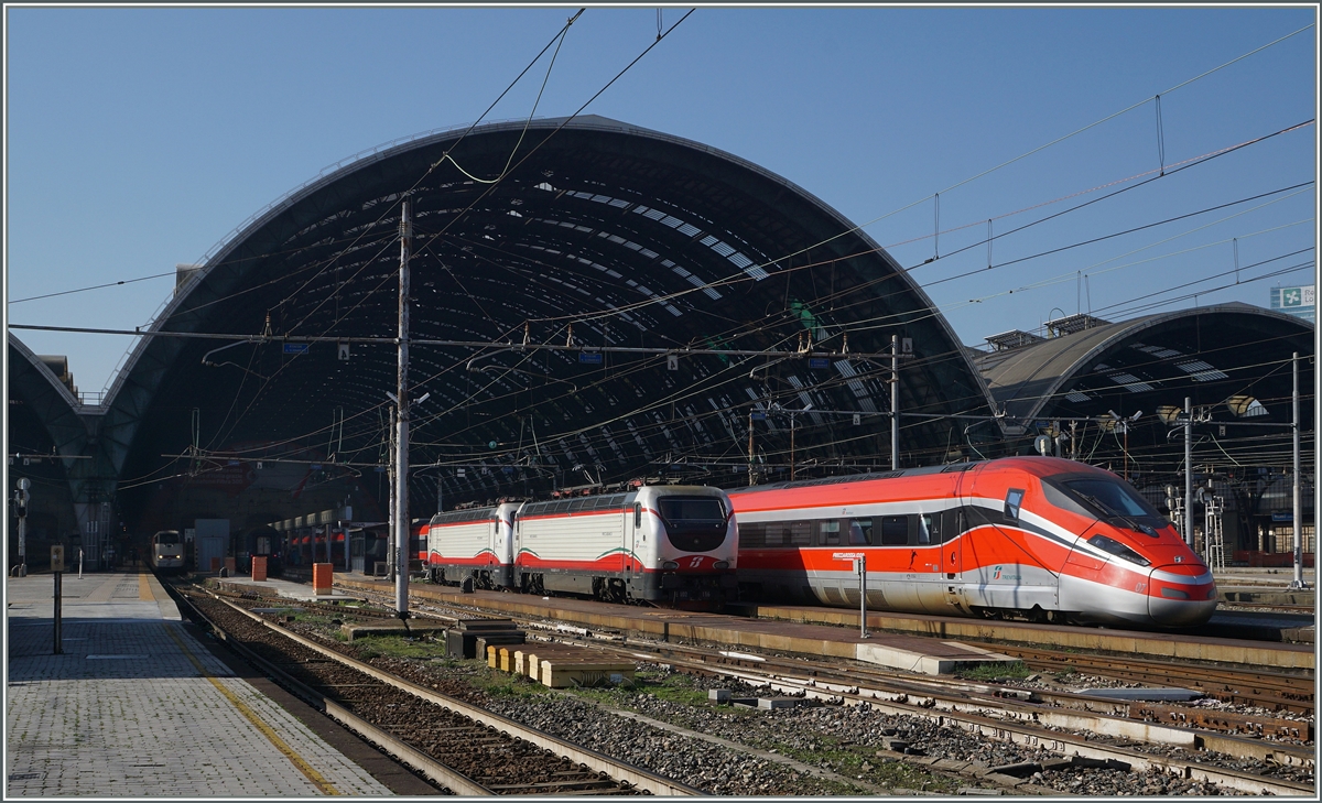 Ein FS ETR 400 Frecciarossa 1000 erreicht Milano Centrale.
1. März 2016