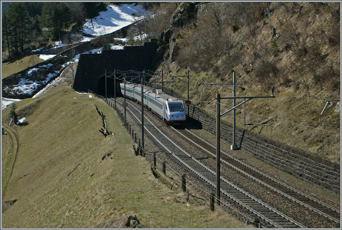 Ein FS ETR 470 ist als EC 14 von Milano nach Zürich oberhalb von Wassen unterweges.
14. März 2014