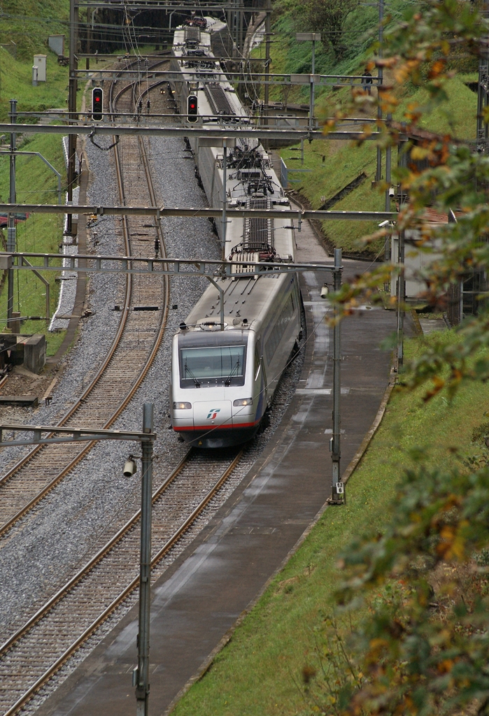 Ein FS ETR 470 als EC 317 von Zürich nach Milano Centrale perfekt  on time  bei der Durchfahrt der Station Wassen. 
10. Okt. 2014