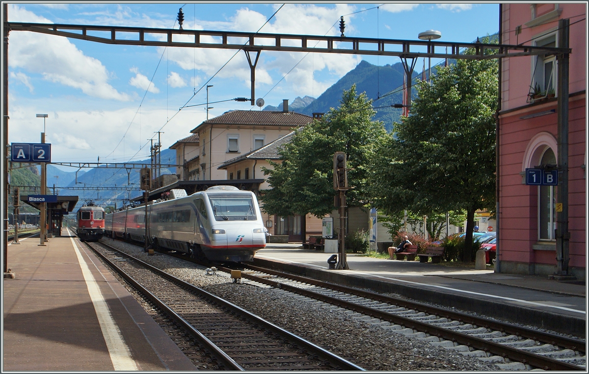 Ein FS ETR 470 als EC 18 von Milano nach Zürich bei der Durchfahrt in Biasca.
23. Juni 2015