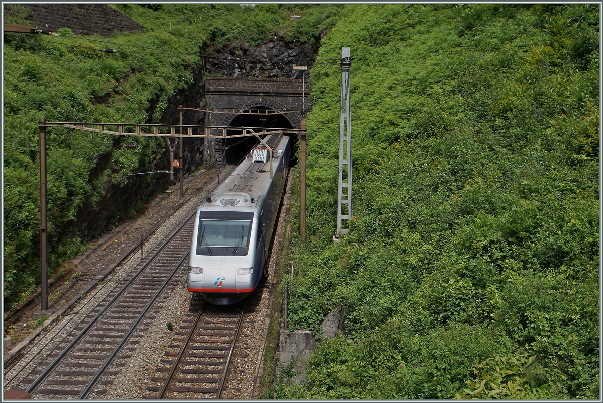 Ein FS ETR 470 als EC 15 unterwegs von Zürich nach Milano hat den 1568 m langen Freggio Kehrtunnel verlassen und wird in Kürze den Ticino überqueren.
23. Juni 2015