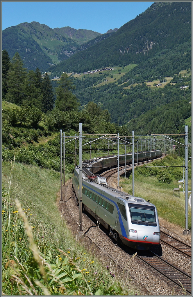 Ein FS ETR 470 auf seiner Fahrt als EC 14 von Milano nach Zürich kurz nach Rodi Fiesso. 
24. Juni 2015