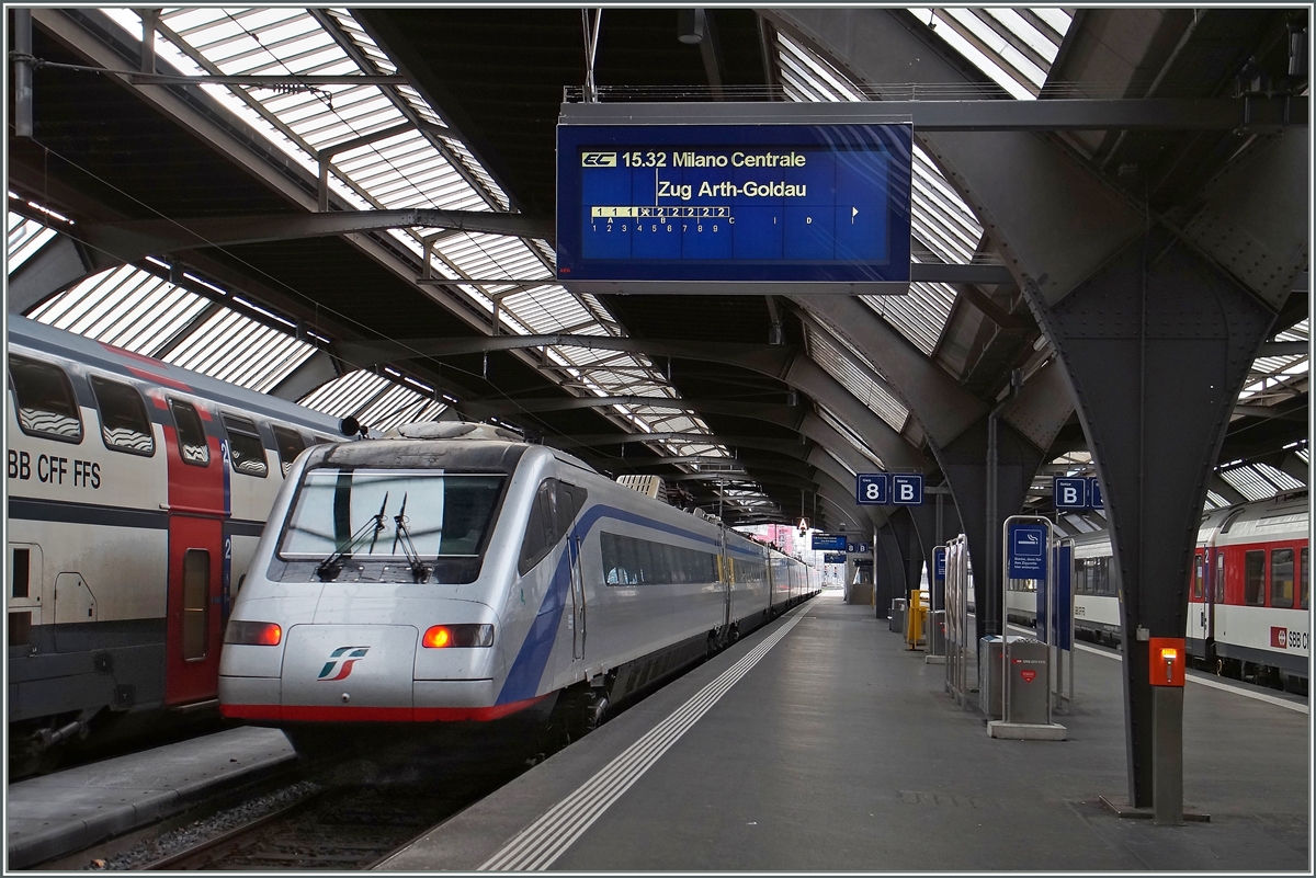 Ein FS ETR 470 wartet in Zürich auf die Abfahrt nach Milano Centrale.
1. Dez. 2015