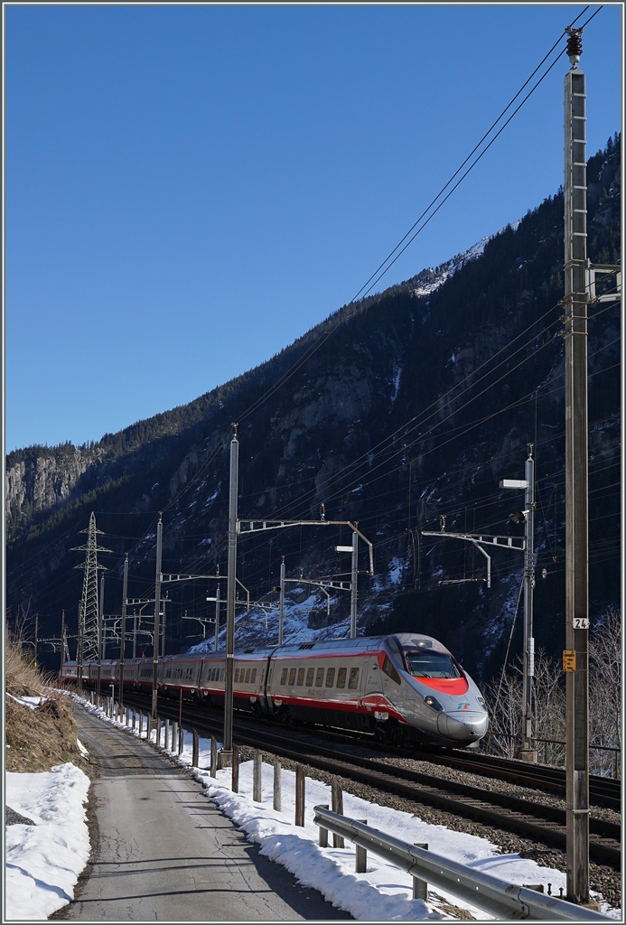 Ein FS ETR 610 als EC 153 von Luzern nach Milano kurz vor Göschenen. 
17. März 2016