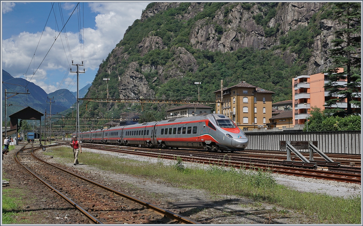 Ein FS ETR 610 als EC 17 bei der Durchfahrt in Bodio. 
28. Juli 2016