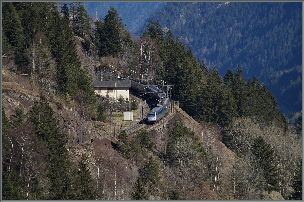Ein FS ETR als EC 14 Milano - Zürich zwischen dem Stahllochtunel und der Mittleren Meienreussbrücke.
14. März 2014