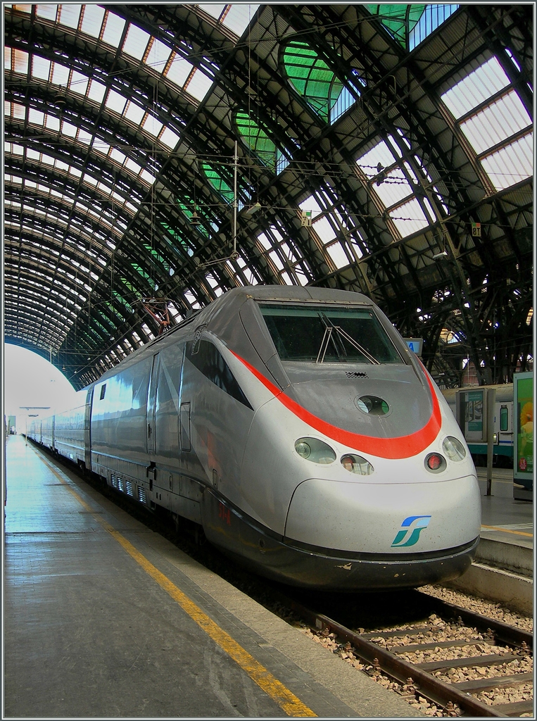 Ein FS Hochgeschwindigkeitszug ETR 500, welcher vor der Einführung des  Frecce -Konzeptes als  Eurostar Italia  unterwegs war. 
Milano, den 30. August 2006