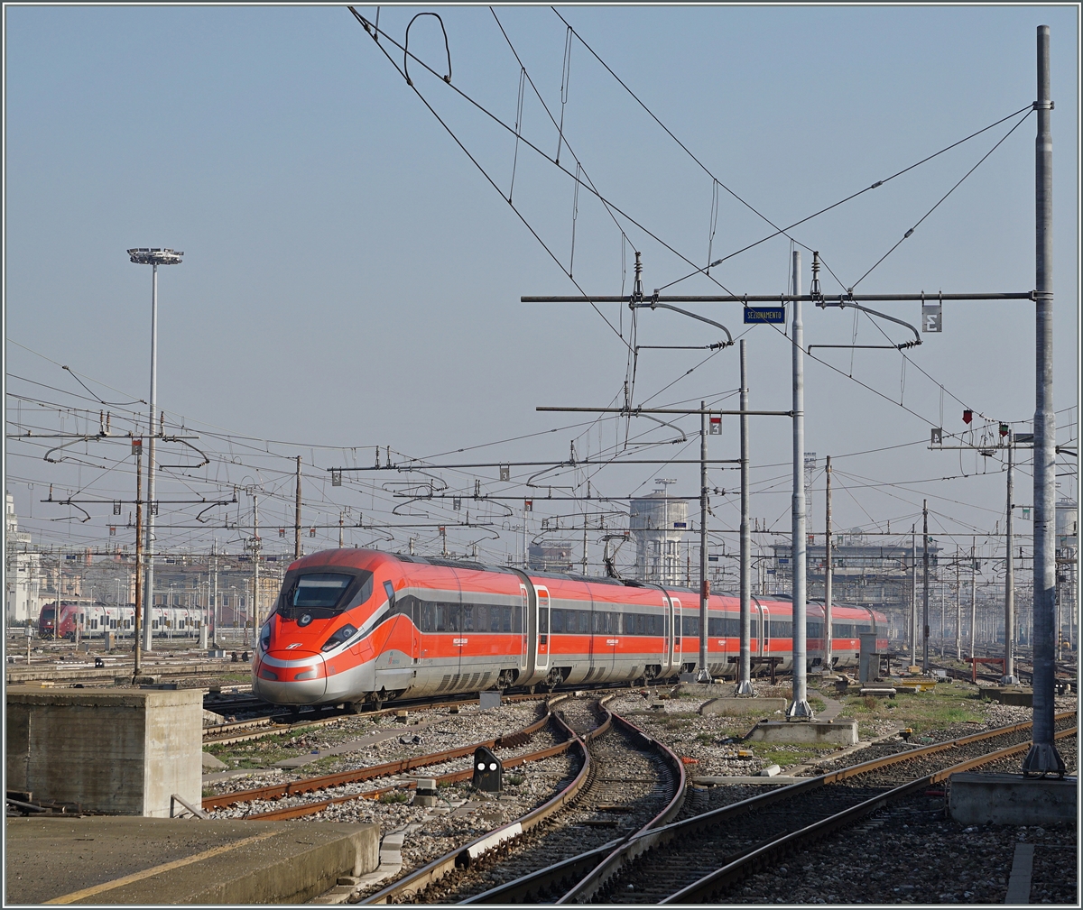 Ein FS Trenitalia ETR 400 Frecciarossa 1000 im Gleisvorvorfeld von Milano Centrale.
1. März 2016