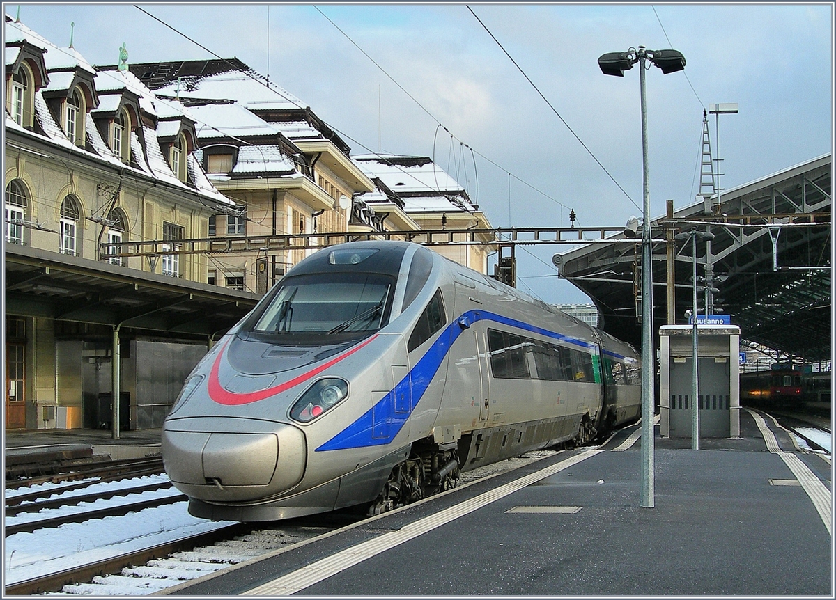 Ein FS Trenitalia ETR 610 hat Lausanne erreicht und wird nach einem kurzen Halt nach Milano weiter fahren. 
6. Jan. 2010