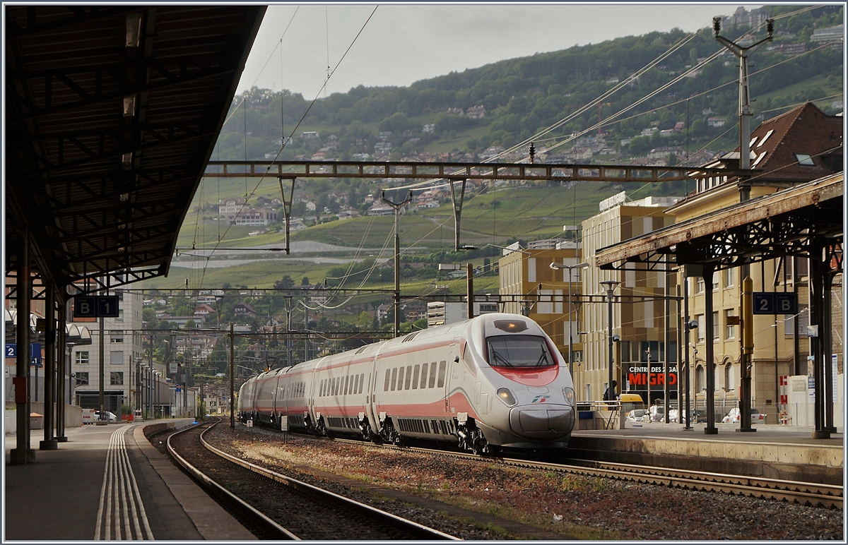 Ein FS Trenitalia ETR 610 als EC 41 von Genève nach Milano bei der Durchfahrt in Vevey.
26. Mai 2018