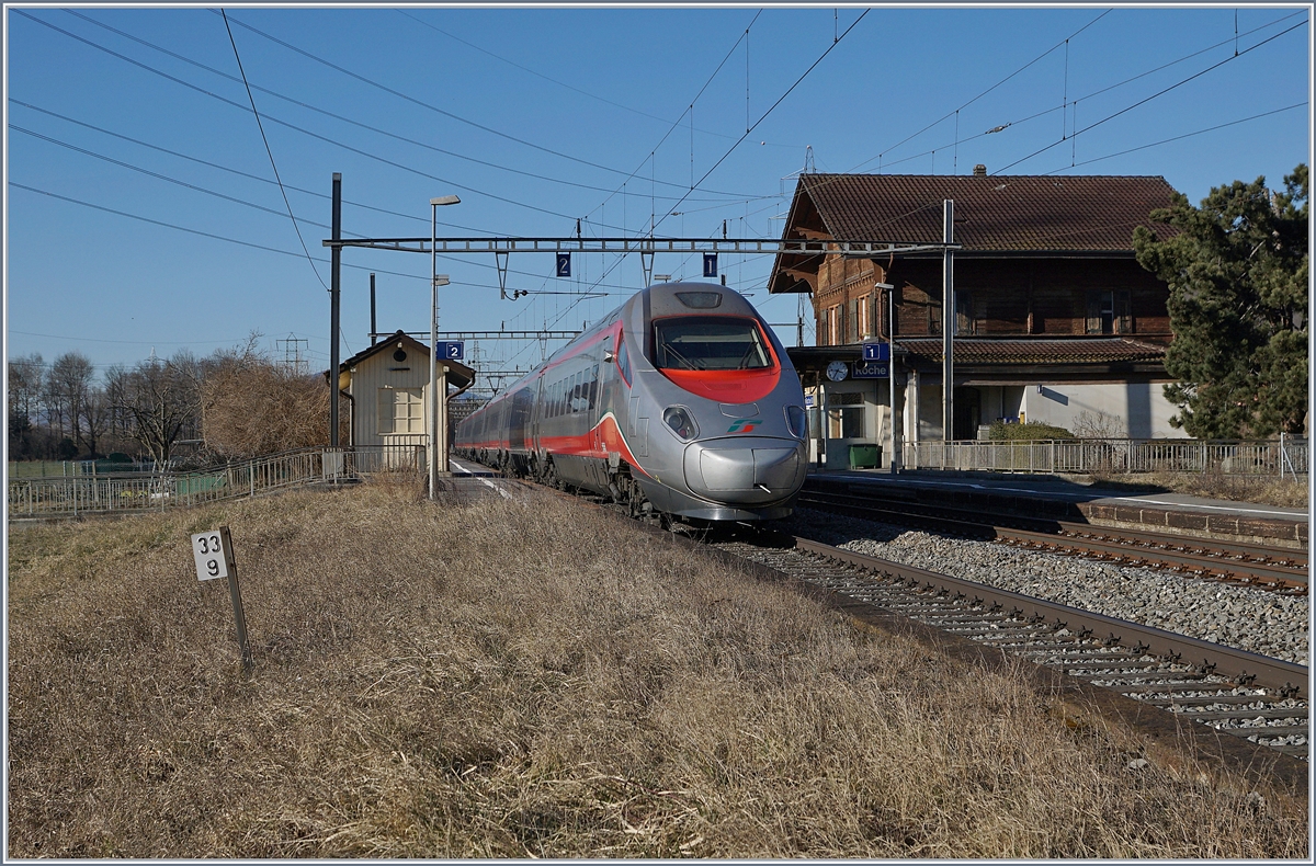 Ein FS Trenitalia ETR 610 als EC 34 von Milano nach Lausanne bei der Durchfahrt in Roches VD. An diesem schmucken Bahnhof halten in der gegenwärtigen Fahrplanperiode nur drei Zugspaare, doch es ist vorgesehen, die S-Bahn künftig bis Aigle zu verlängern und somit auch Roche VD wieder regelmässig zu bedienen.

17. Feb. 2019