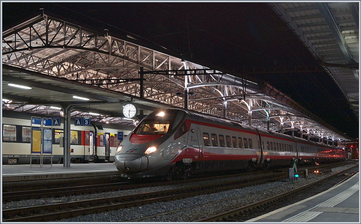 Ein FS Trenitalia ETR 610 wartet in Lausanne auf die Abfahrt als EC 35 nach Milano Centrale. 

18. Feb. 2018