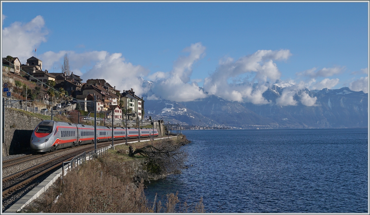 Ein FS Trenitalia ETR 610 ist bei St-Saphorin als EC auf dem Weg von Genève nach Milano.

10. Jan. 2022