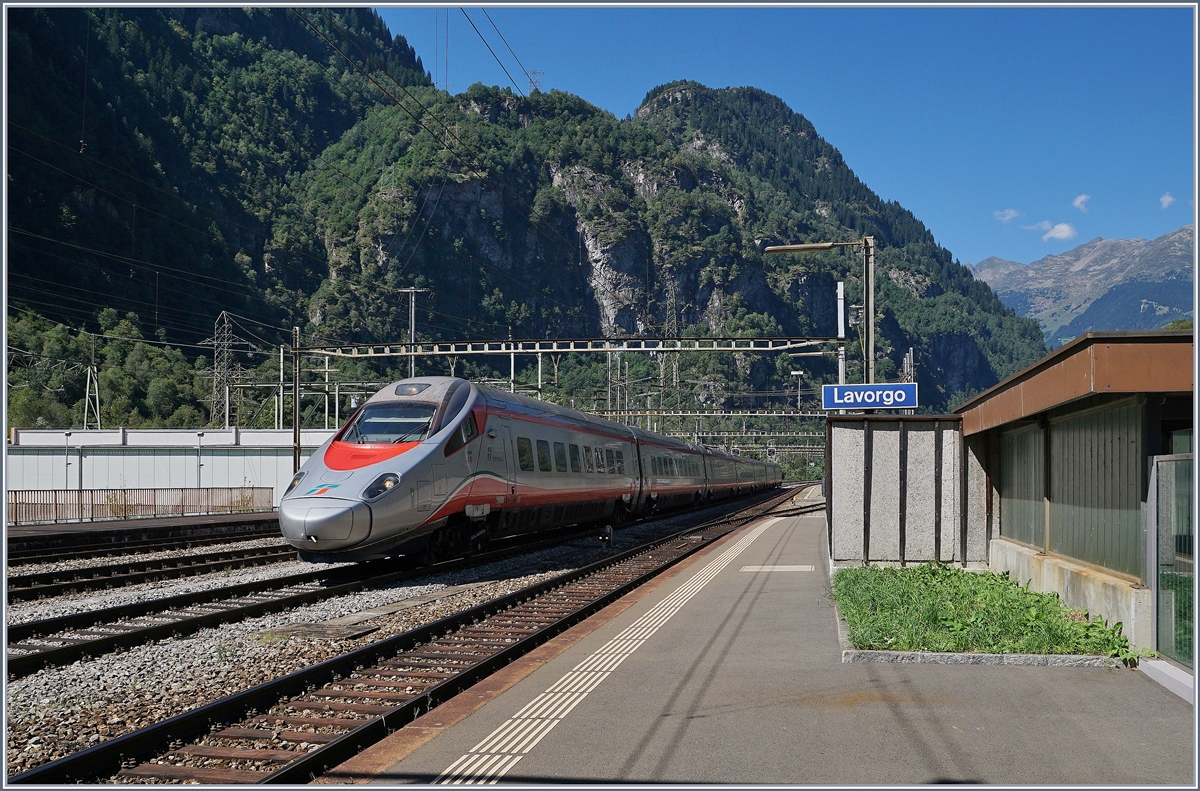 Ein FS Trenitalia ETR 610 als EC 17 unterwegs von Zürich nach Milano bei der Durchfahrt in Lavorgo.
7. Sept. 2016