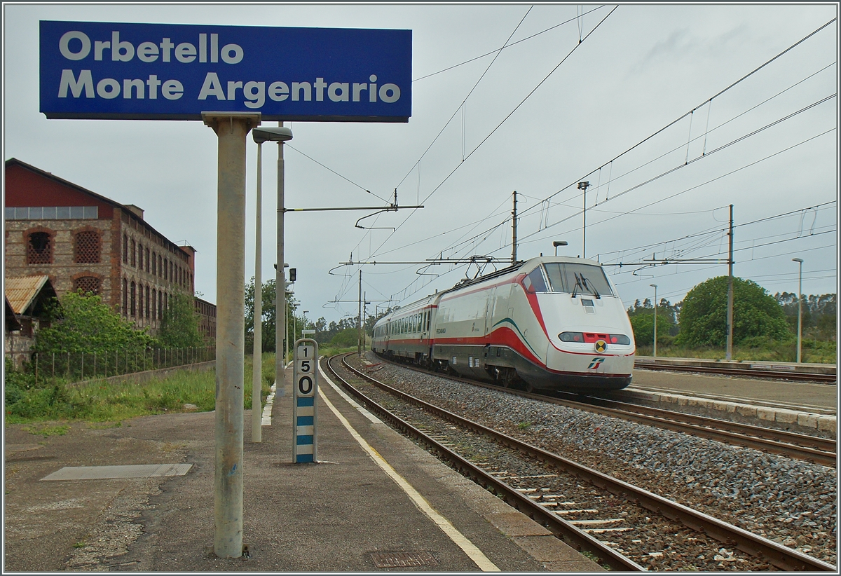 Ein FS Trenitalia Freccia Bianca ist in Orbetello Monte Argentario ohne Halt auf der Fahrt von Roma nach Milano (via Pisa - Genova). 

27. April 2015