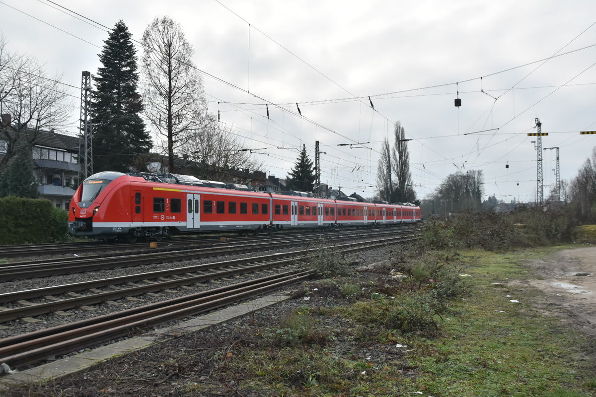 Ein fünfteiliger 1440 fährt am 27.12.2019 in Rheydt Hbf als RE8 nach Mönchengladbach Hbf ein.