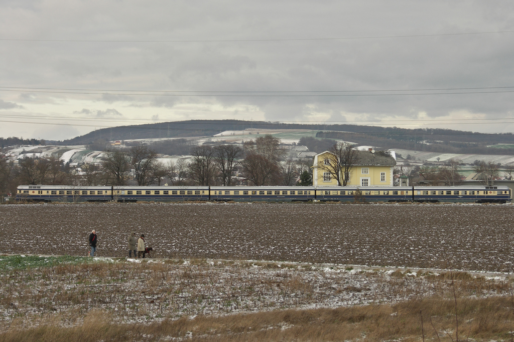 Ein fünfteiliger 5045er auf Landesbahn, aufgenommen in voller Länge in Korneuburg vor der Dabsch Kaserne. (23.11.2008)