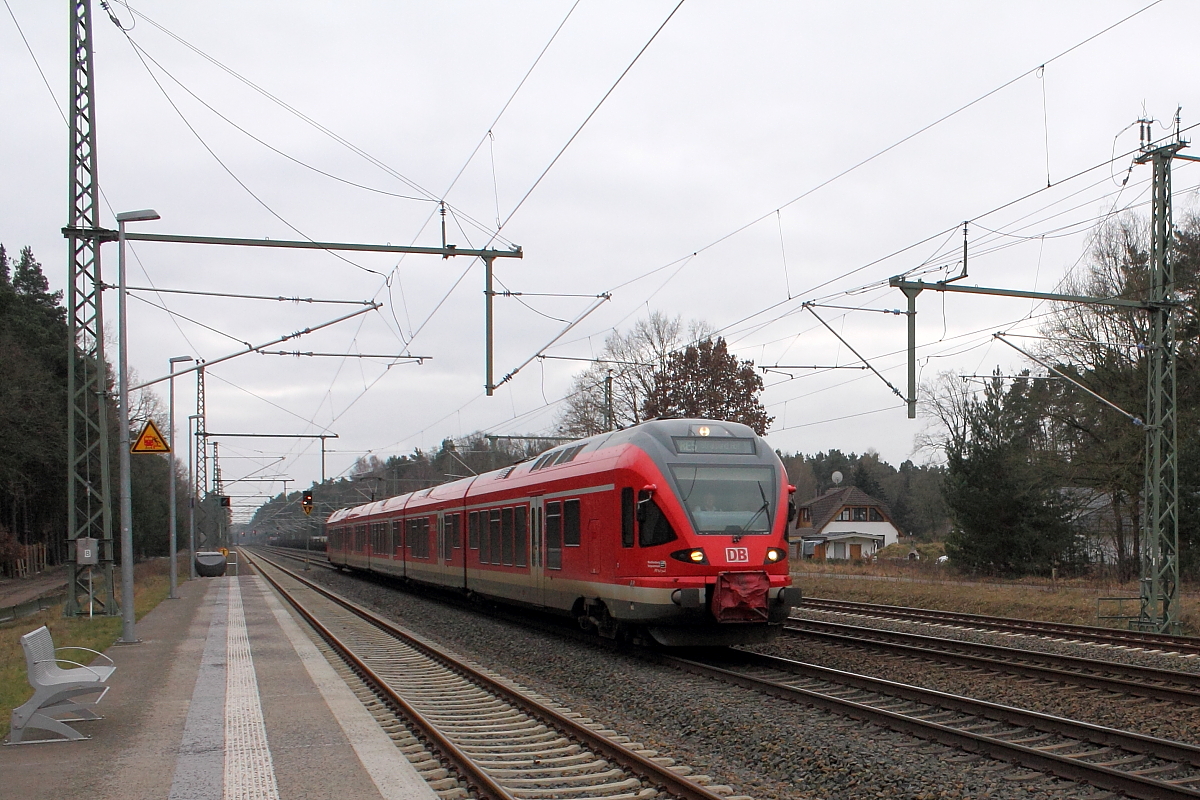 Ein fünfteiliger FLIRT auf der RE 5 als RE 92380 von Oranienburg nach Stralsund Hbf am 17.02.2019 in Nassenheide.