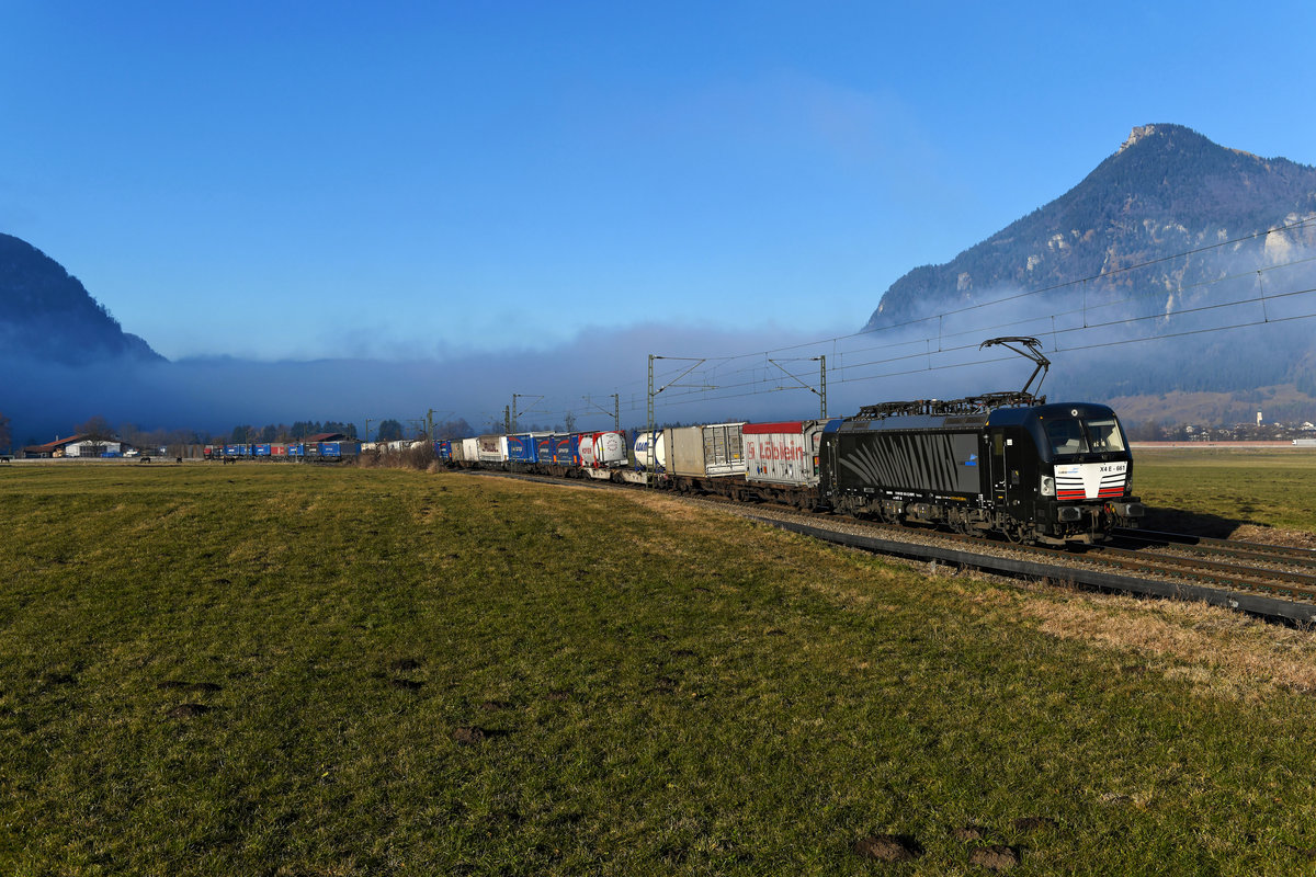 Ein für das Inntal bekanntes Wetterphänomen ließ sich am  19. Dezember 2020 beobachten. Tagsüber war es erst ab Brannenburg südwärts sonnig, Rosenheim blieb im dichten Nebel. Nachmittags zogen dann schlagartig im Rest des deutschen Inntals Nebelschwaden auf. Der DGS 43119, geführt von der von MRCE angemieteten 193 661, durchbrach diese noch bei Niederaudorf. Wenige Augeblicke später war der Blick auf das Kranzhorn und die Tiroler Ortschaft Erl am rechten Bildrand schon nicht mehr möglich.   