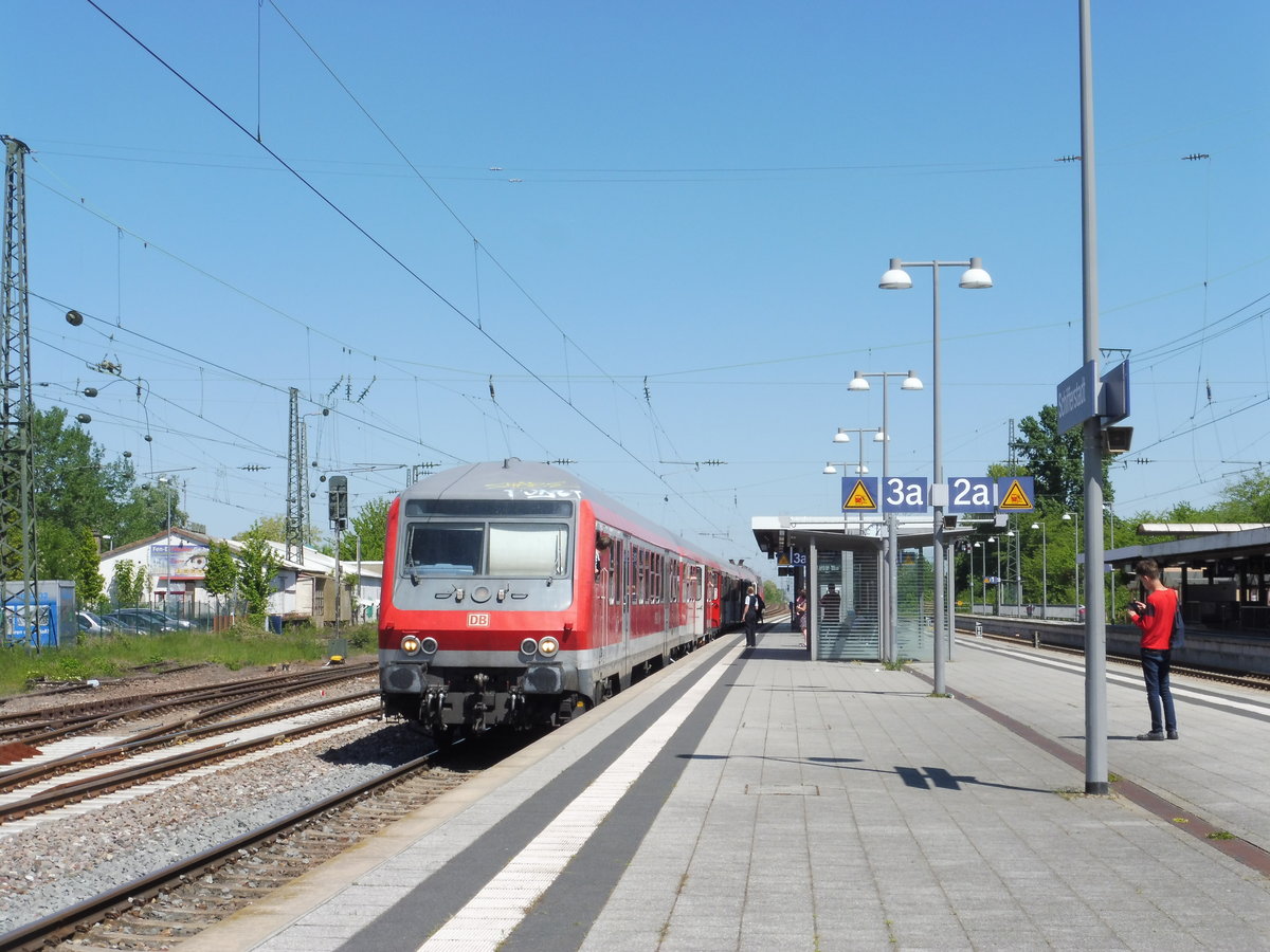 Ein Fußballsonderzug nach Kaiserslautern bestehend aus 4 n-Wagen und einer BR218 im Bahnhof Schifferstadt. April 2018 