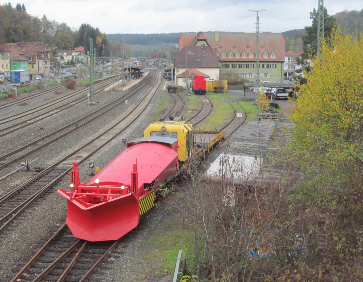 Ein GAF 100 rangiert am 06. November 2013 mit einem Schneepflug der Bauart 850 in der Abstellanlage S�d in Kronach.