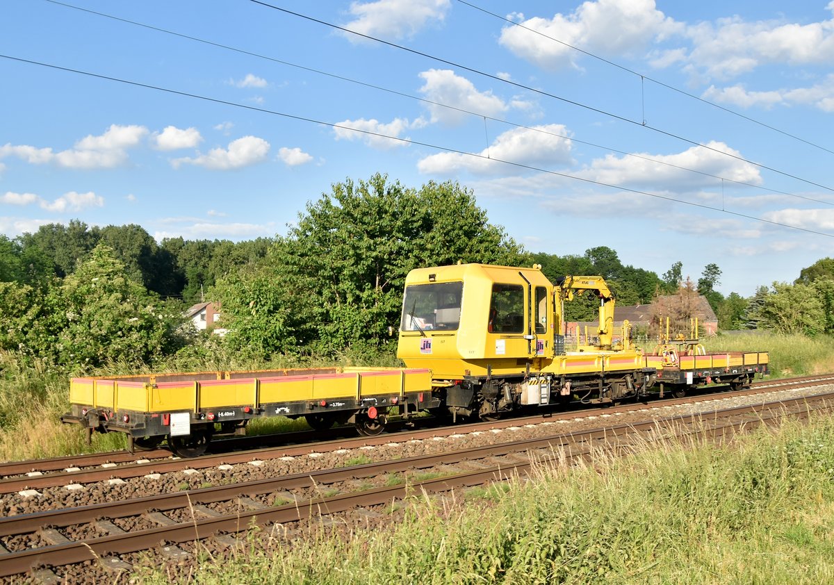 Ein GAF der Firma J Hubert kommt bei Kaarst Broicherseite gen Osterath gefahren am 17.6.2019