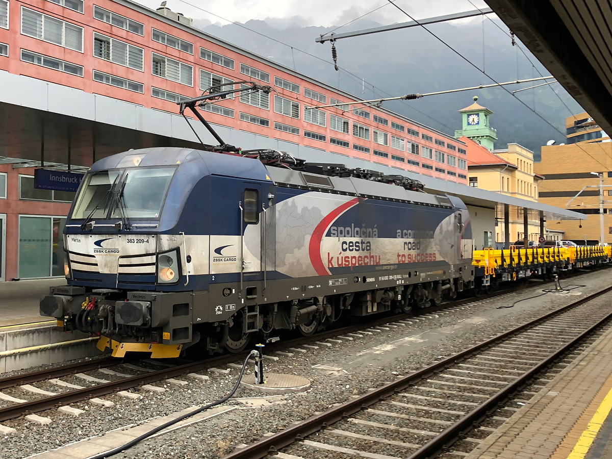 Ein ganz besonderer und seltener Gast besuchte Tirol und Vorarlberg am Abend des 09.08.2021. ZSSK Cargo 383 209-4 mit SBB Leerwagen Richtung Schweiz hier bei der Durchfahrt durch Innsbruck Hbf.