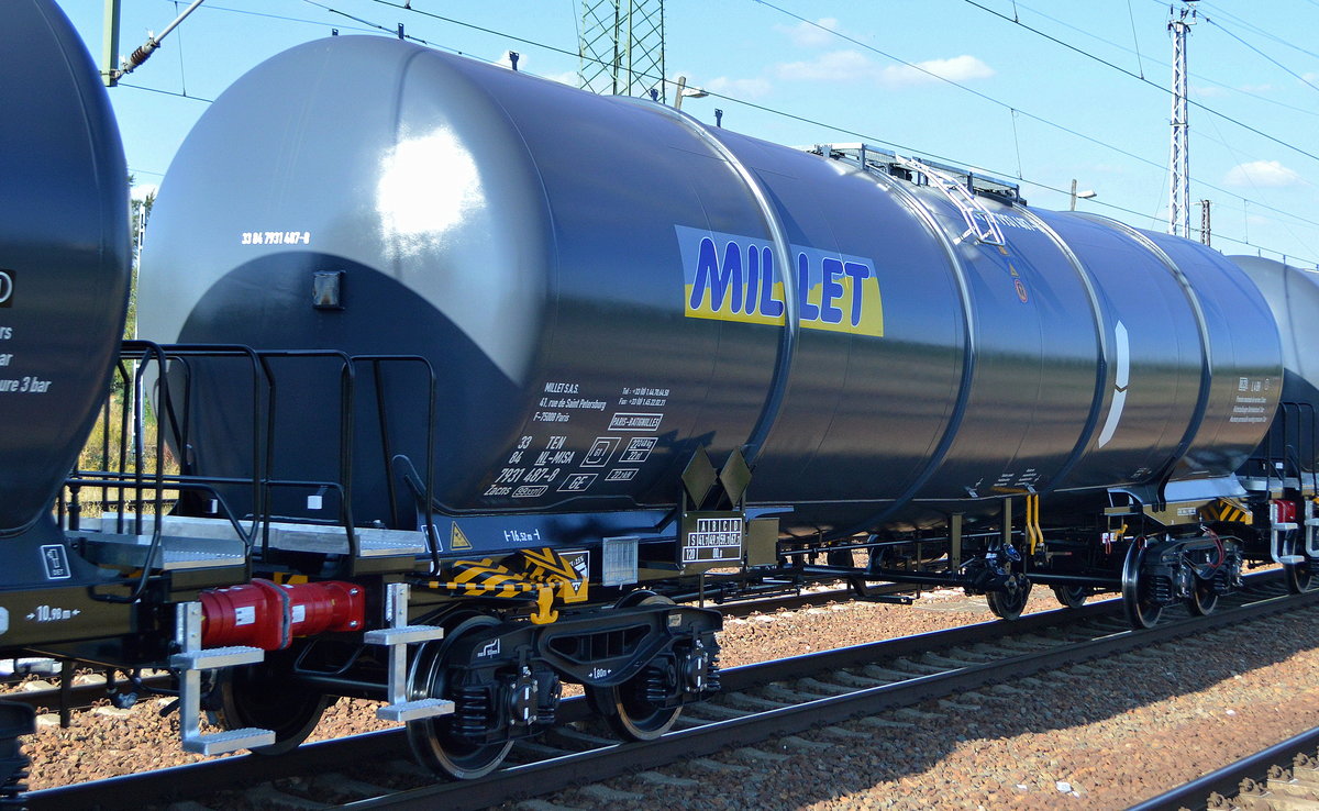 Ein ganz neuer Kesselwagen vom Einsteller MILLET S.A.S. mit der Nr. 33 TEN 84 NL-MISA 7931 487-8 Zacns (GE) ohne Befüllung in einem Ganzzug am 11.09.19 Bahnhof Flughafen Berlin Schönefeld.
