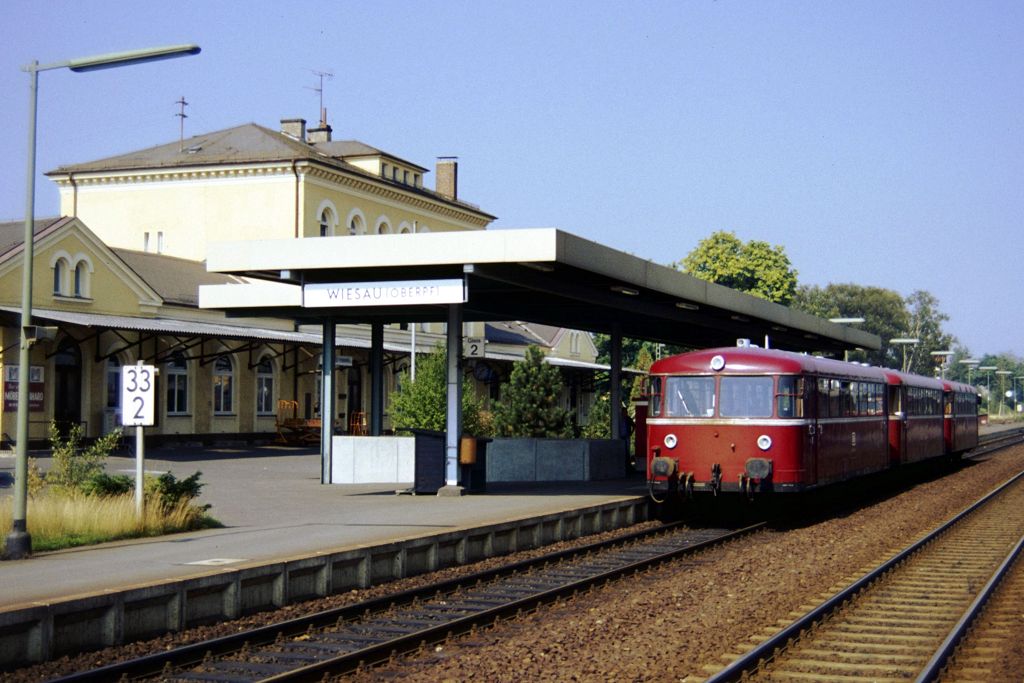 Ein ganz normales Bahnhofsbild aus Wiesau. 796 733 mit 996 309 und 996 775 am 08.09.1989