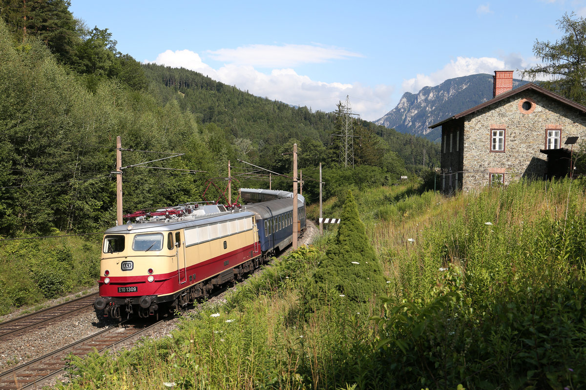 Ein ganz seltener Gast auf der Semmeringbahn,die E 10.1309 mit S.Z.-20362 hinter Küb am 16.7.17