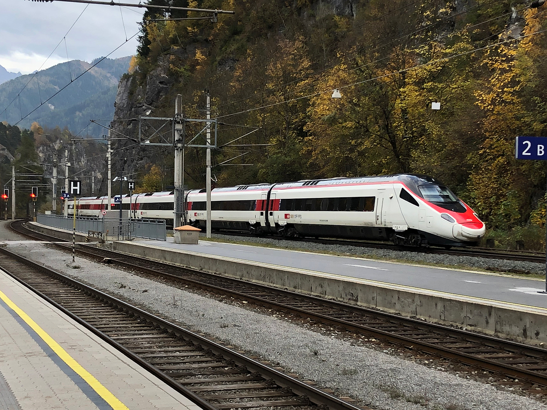 Ein ganz seltener Gast schaute im Herbst 2019 hin und wieder mal auf der Arlbergbahn vorbei im Rahmen von Testfahrten. SBB Alstom ETR 610  Astoro  beim kurzen Zwischenstopp in Imst-Pitztal am 24.10.2019