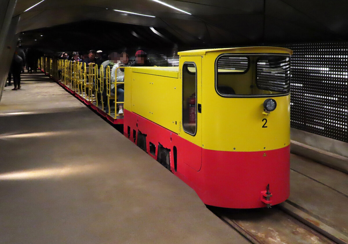 Ein ganz spezieller Zug im Untergrund: die Postojna Grubenbahn (Schmalspur 620 mm) wartet in der gleichnamigen Tropfsteinhöhle auf die Abfahrt. Postojna, 27.03.2019