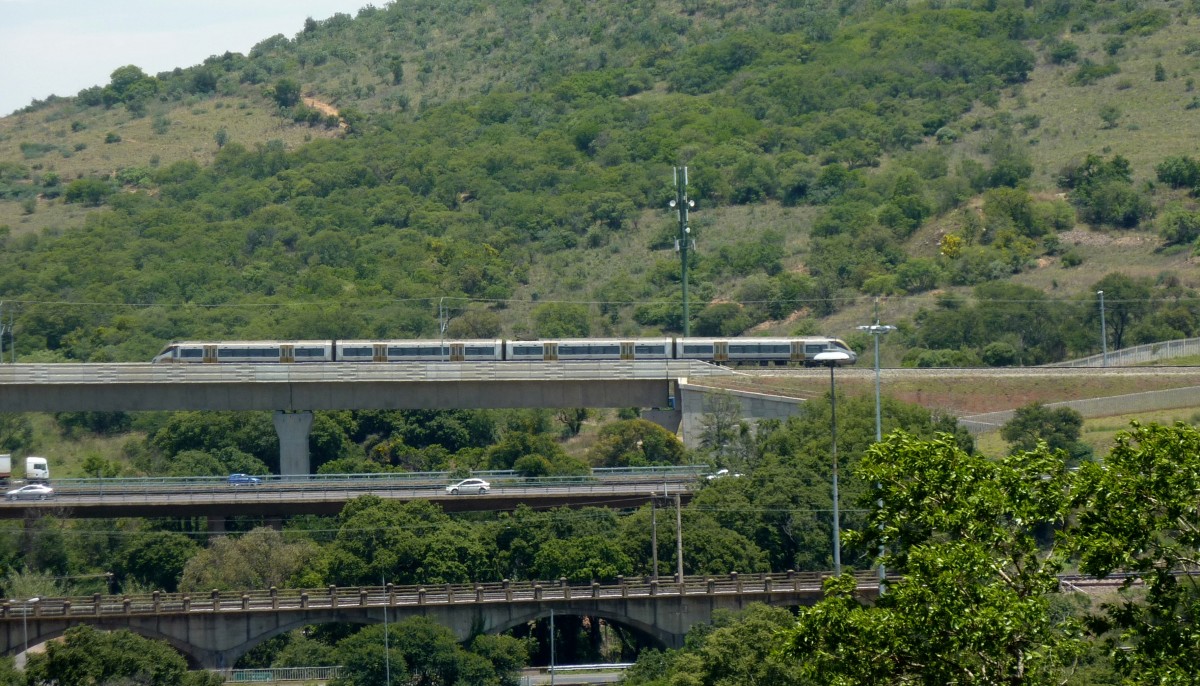 Ein Gautrain auf dem Weg von Johannesburg nach Hatfield am 21.11.2011 zwischen Pretoria und Centurion. Im Vordergrund sieht man die alte Bahnstrecke in Kapspur.