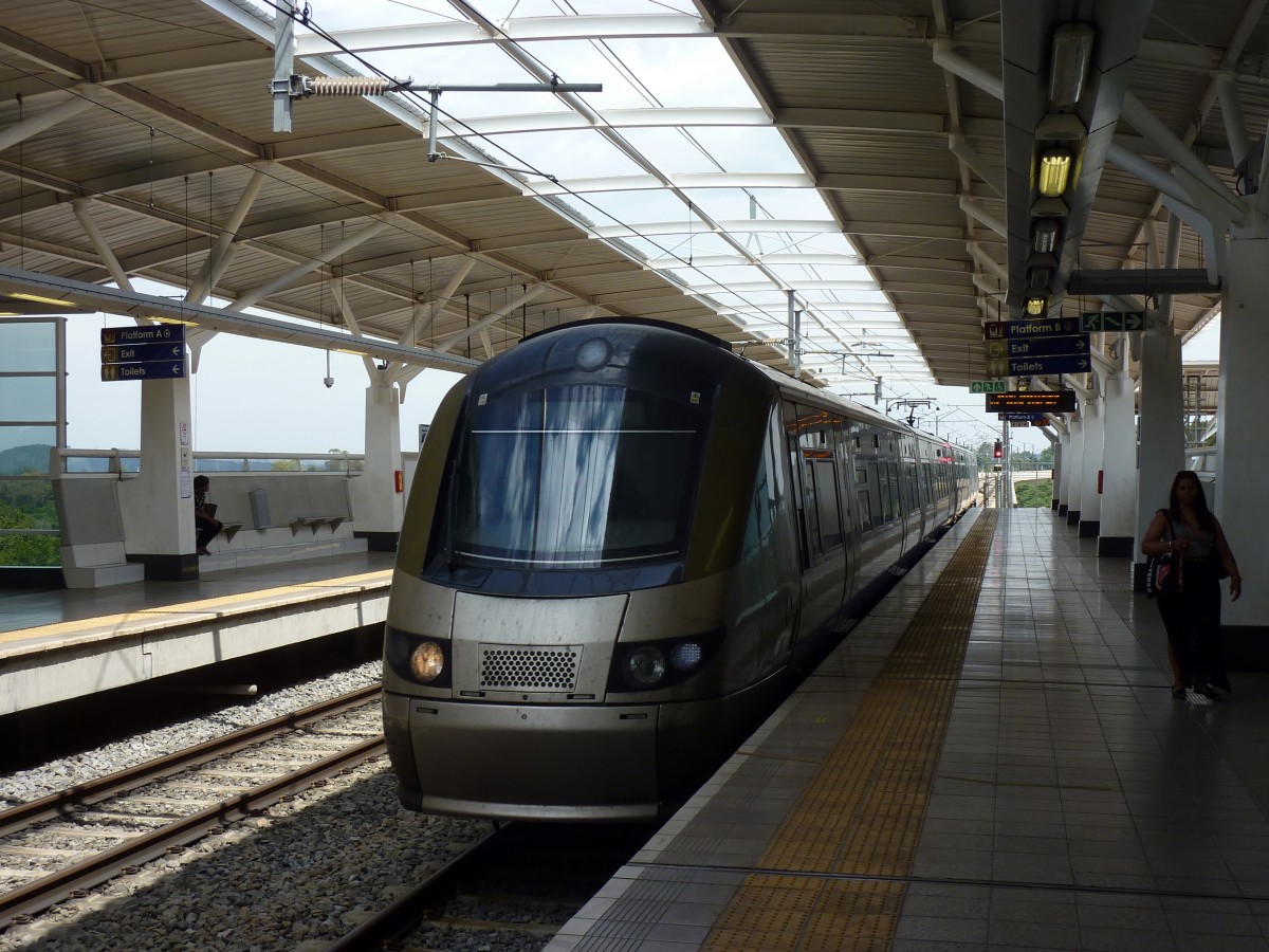 Ein Gautrain nach Johannesburg Park Station am 22.11.2014 in Centurion. Wie man an der Form erahnen kann handelt es sich bei den Triebzügen übrigens um Bombardier Electrostar Züge aus Großbrittanien. In den Zügen und Stationen fühlt man sich ohnehin nicht wie in Südafrika. Die Züge sind schnell, zuverlässig, sicher und sauber und stellen so einen krassen Gegensatz zu anderen Verkehrsmitteln im Lande dar.