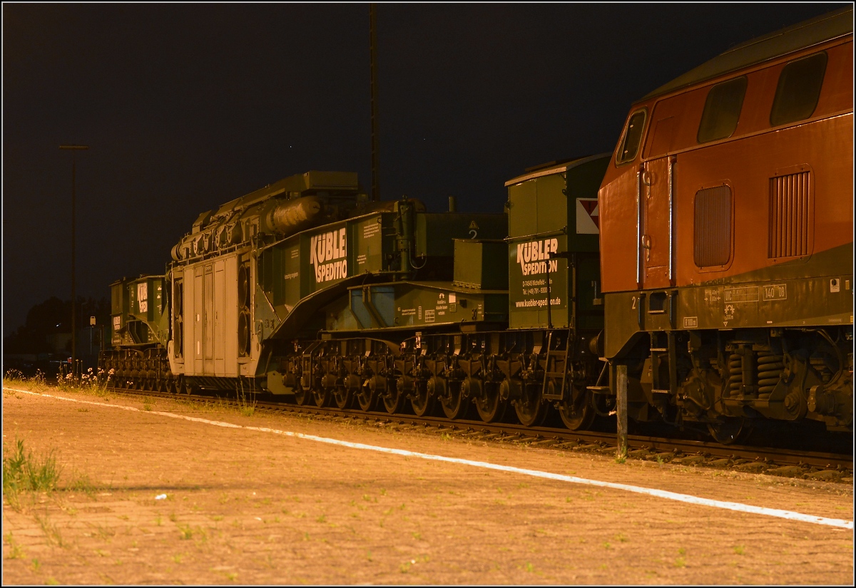 Ein gebrauchter 200 MW-Trafo wurde nach einer Woche Aufenthalt in Rheinfelden (Baden) den Hochrhein entlang weiter transportiert, der lokale Schrotthändler war offenbar nicht die Endstation. Mai 2020.