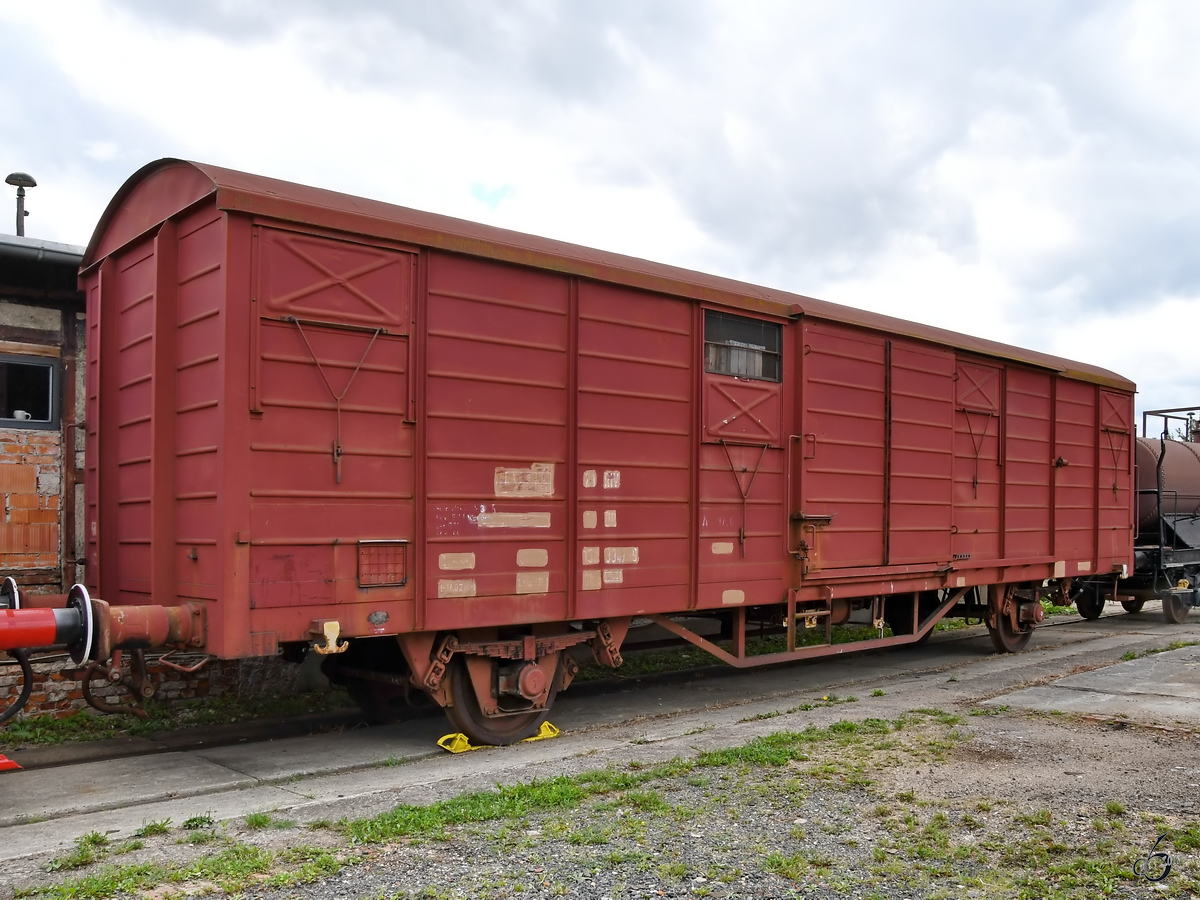 Ein gedeckter Güterwagen der DR Anfang August 2018 im Eisenbahnmuseum Weimar.