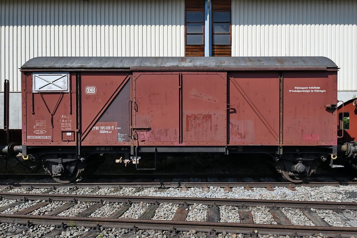 Ein gedeckter Güterwagen der Gattung Gkklms Anfang August 2020 in Obing.